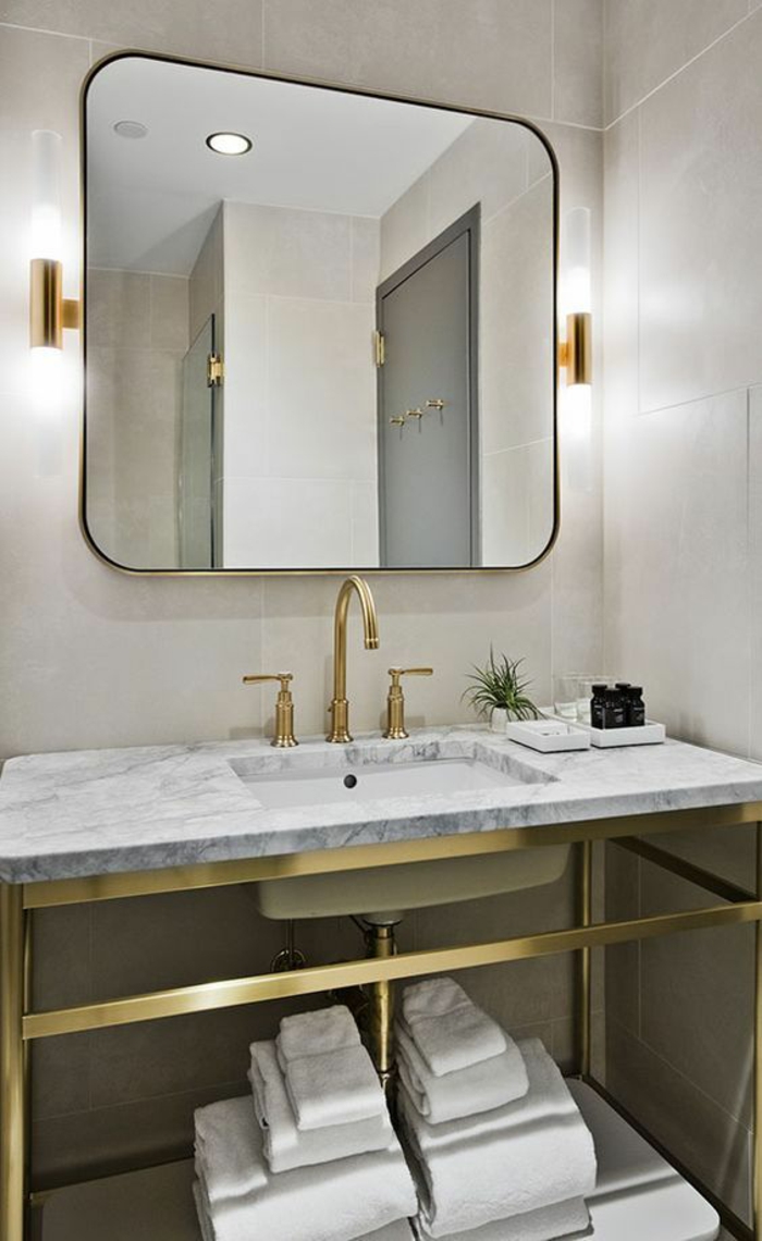 miroir lumineux salle de bain avec des luminaires latéraux en métal doré