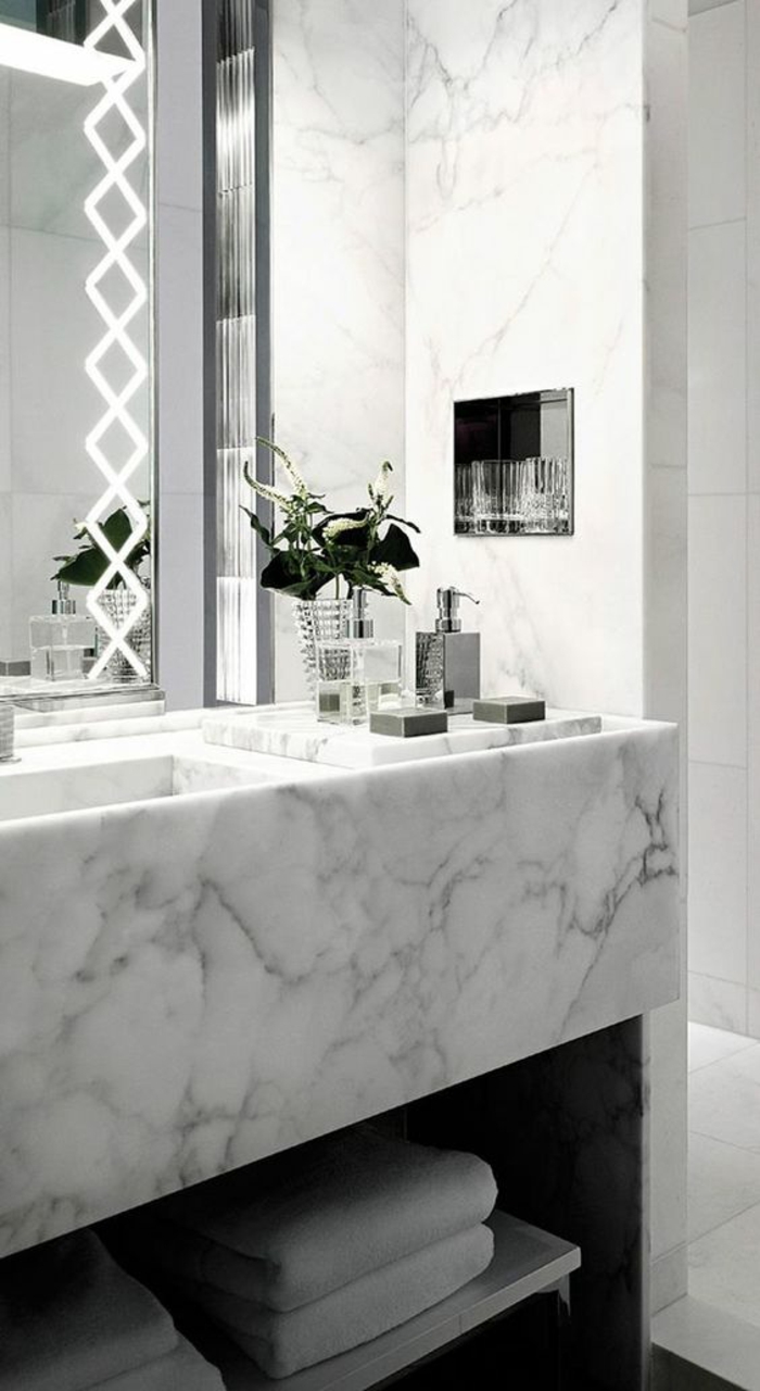 grand miroir salle de bain lumineux avec des losanges décoratifs blancs sur les cotés 