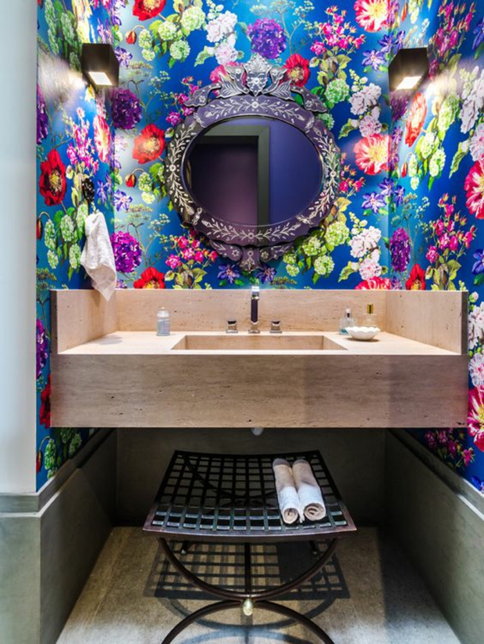 miroir éclairant salle de bain rond et noir avec plan lavabo suspendu et deux appliques noires rectangulaires des deux cotés