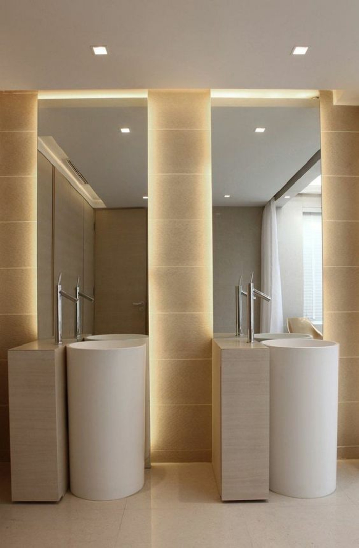 miroir éclairant salle de bain espace divisé en deux zones lavabos de forme ronde accentuées de deux leds de forme carrée