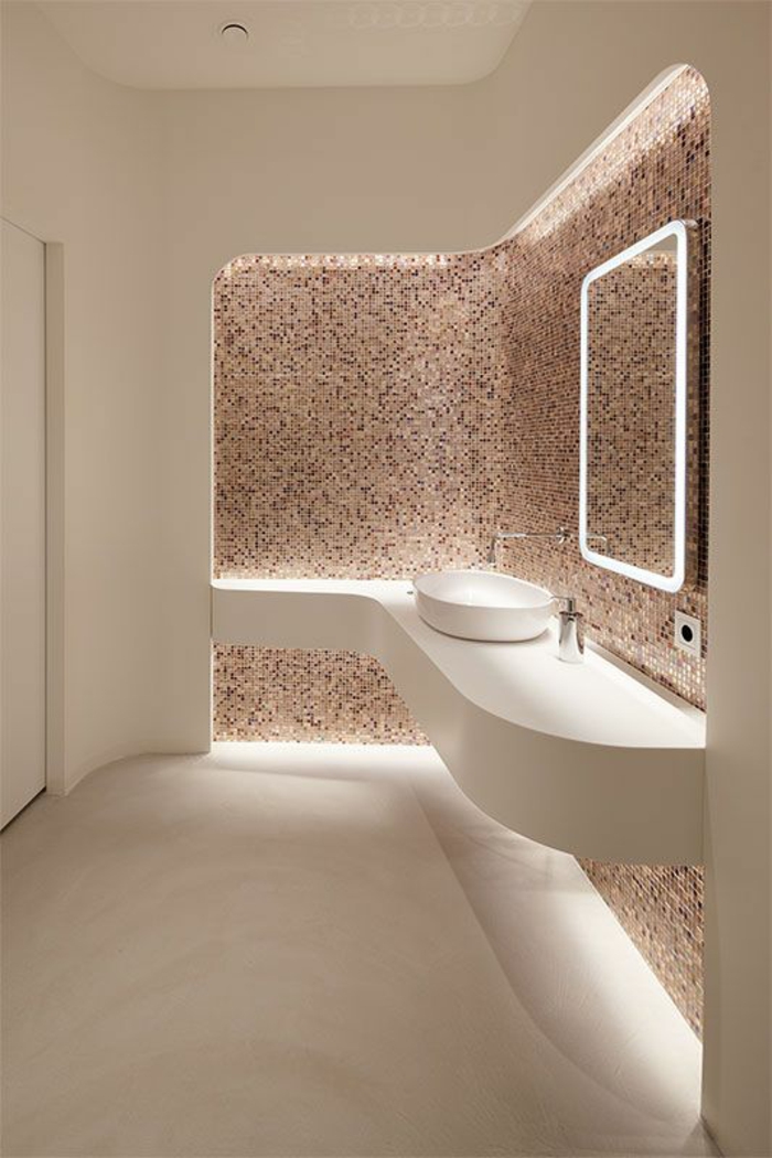 miroir éclairant salle de bain avec mosaique en rose et blanc zone lavabo illuminée en dessous