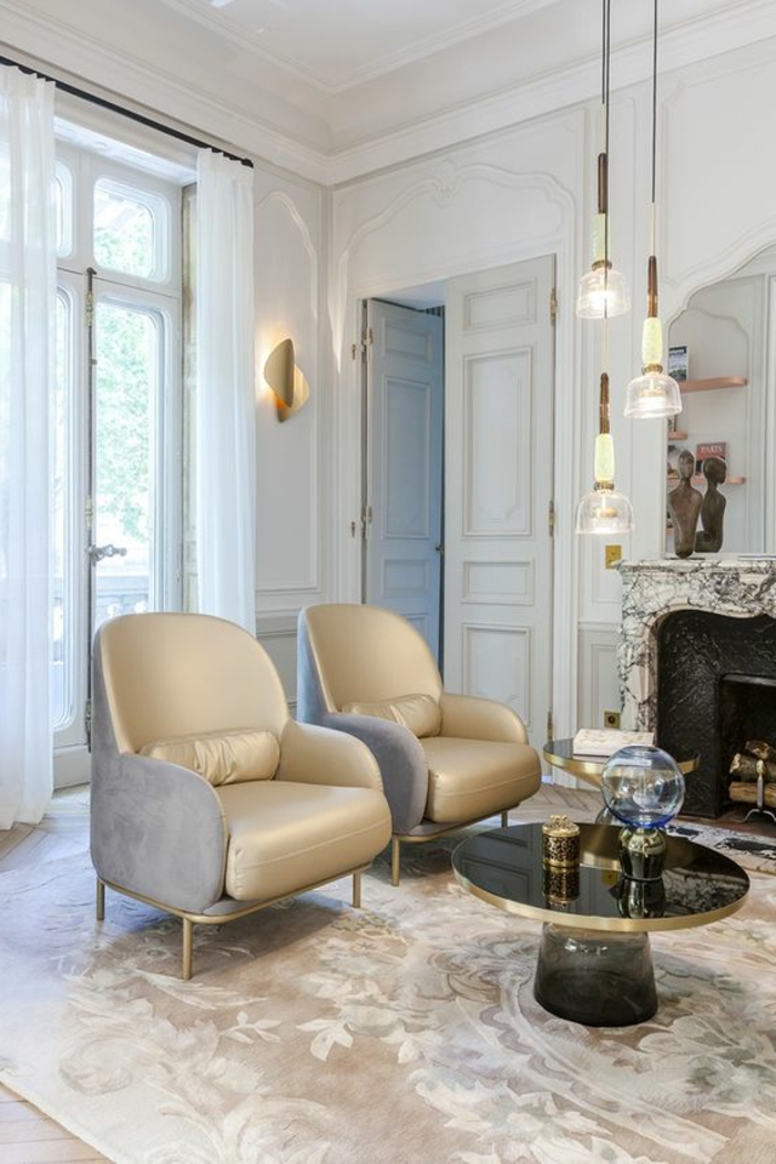 mobilier art déco, deux fauteuils beiges, table basse ronde, tapis taupe clair