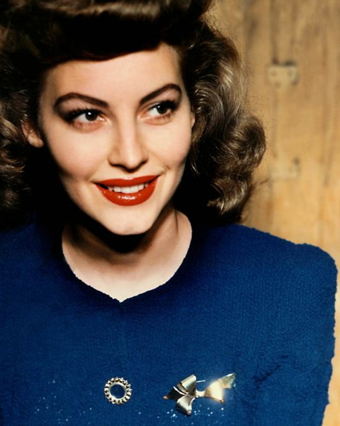 mode-anne-60-cheveux-bouclés-veste-bleue-et-coiffure-pin-up-yeux-soulignés mode anne 60, coiffure pin up, veste bleue et rouge à lèvres vif