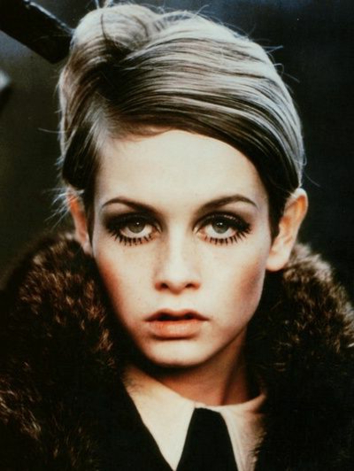 mode-anne-60-yeux-exagérés-coupe-courte-de-Twiggy-col-fourrure mode anne 60, col en fourrure, coupe à la garçonne, yeux bien soulignés