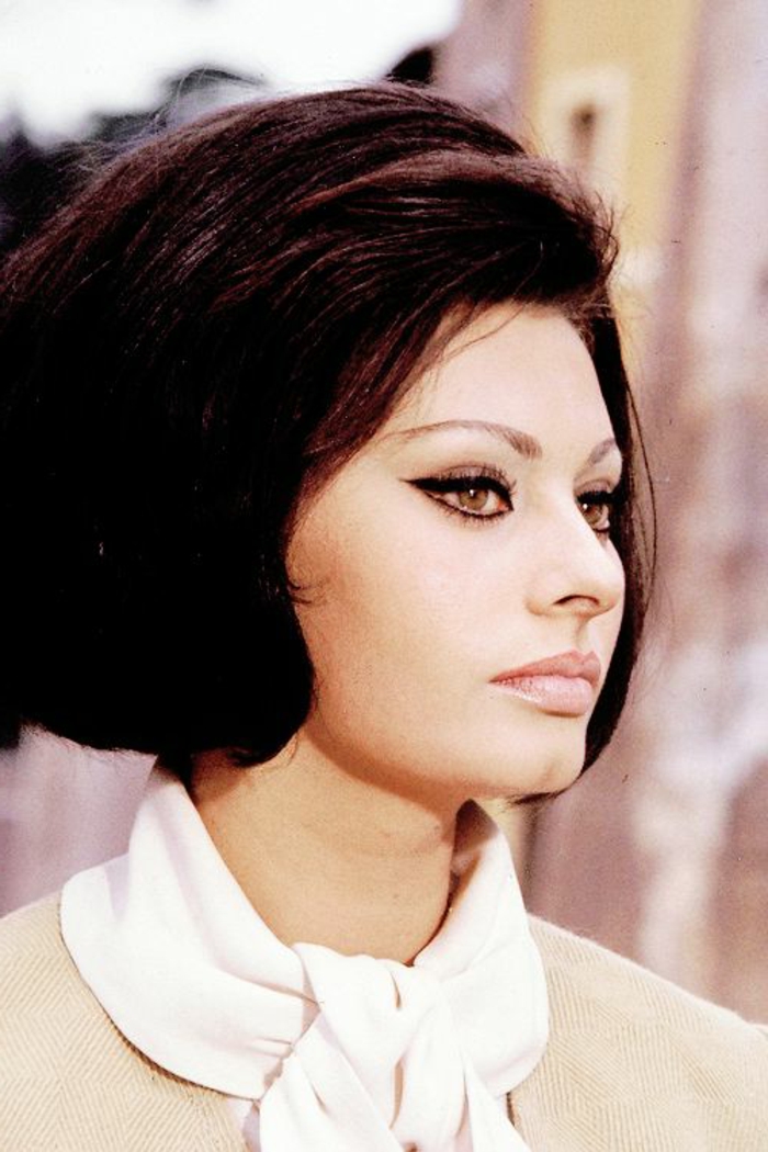 mode-annee-60-Sophia-Loren-yeux-de-biche-coiffure-coupe-carré-oeil-de-chat mode annee 60, coiffure vintage, les yeux aggrandis, chemise à col montant