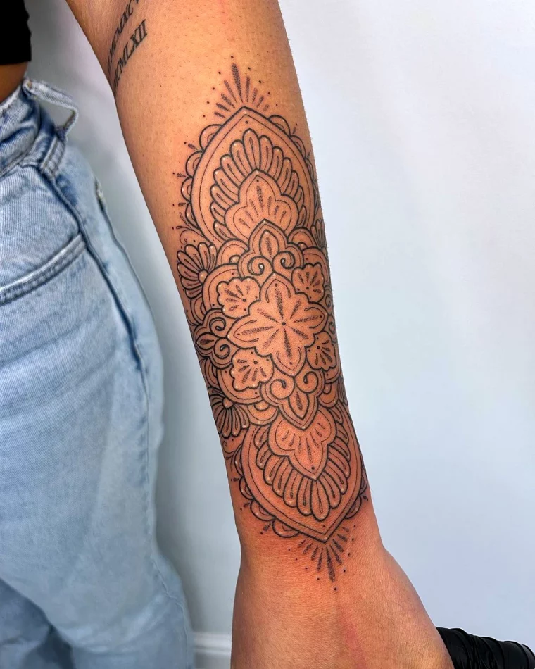 modele de tatouage mandala tres fine et feminine sur l avant bras