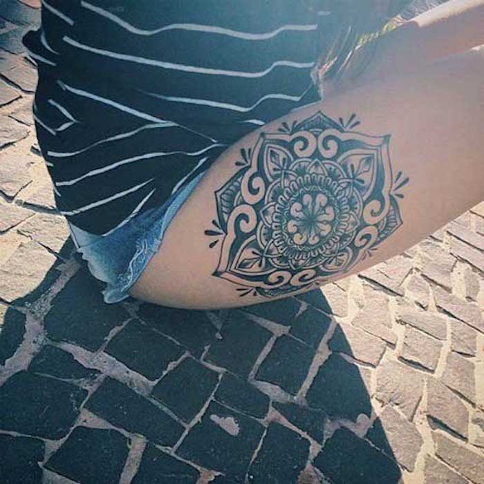 tattoo graphique tatouage mandala femme cuisse