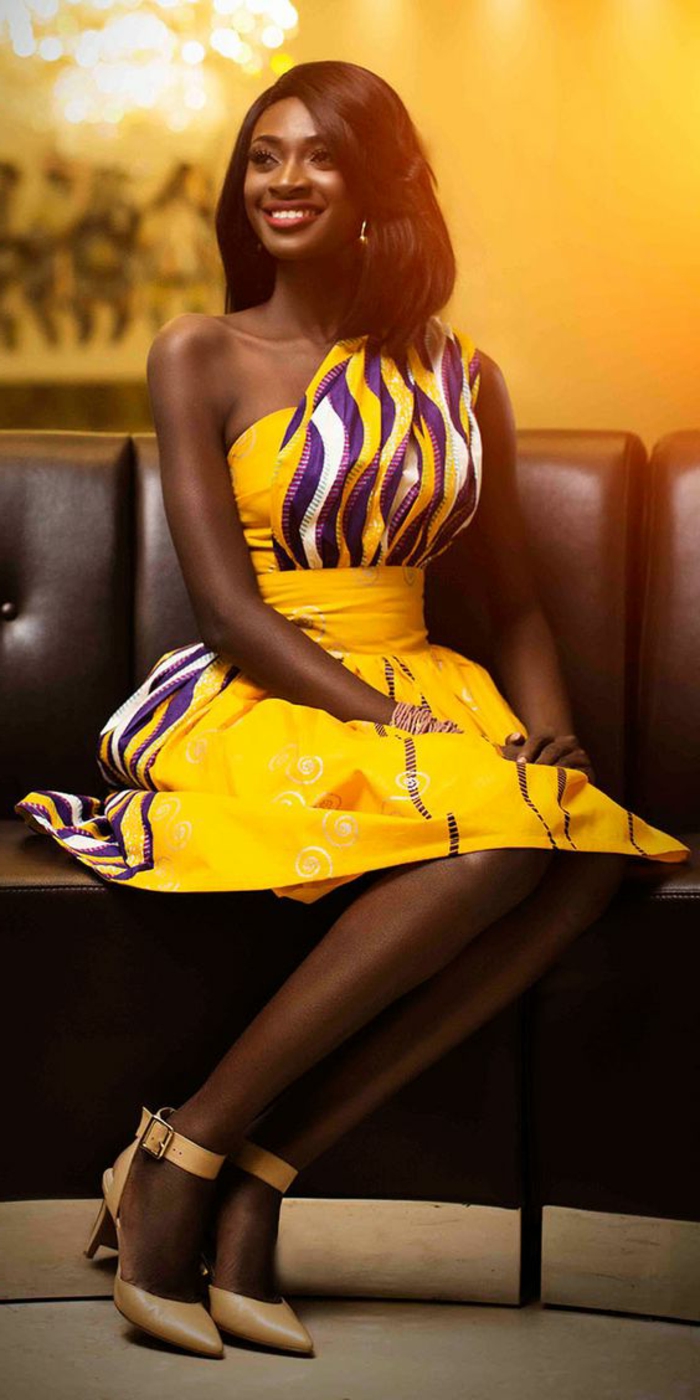 modele robe africaine, sandales élégantes et robe jaune asymétrique