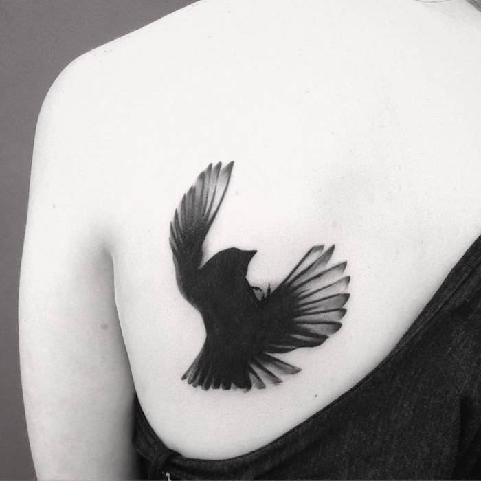 idée modele tatouage femme oiseau dos noir 
