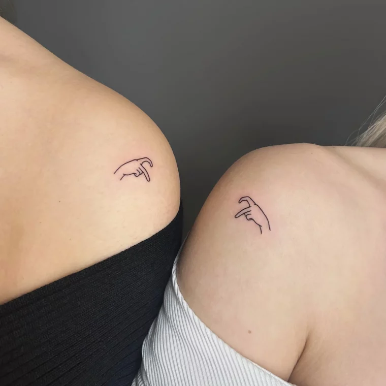 motif en commun tatouage bff epaules femme dessin petit main doigts