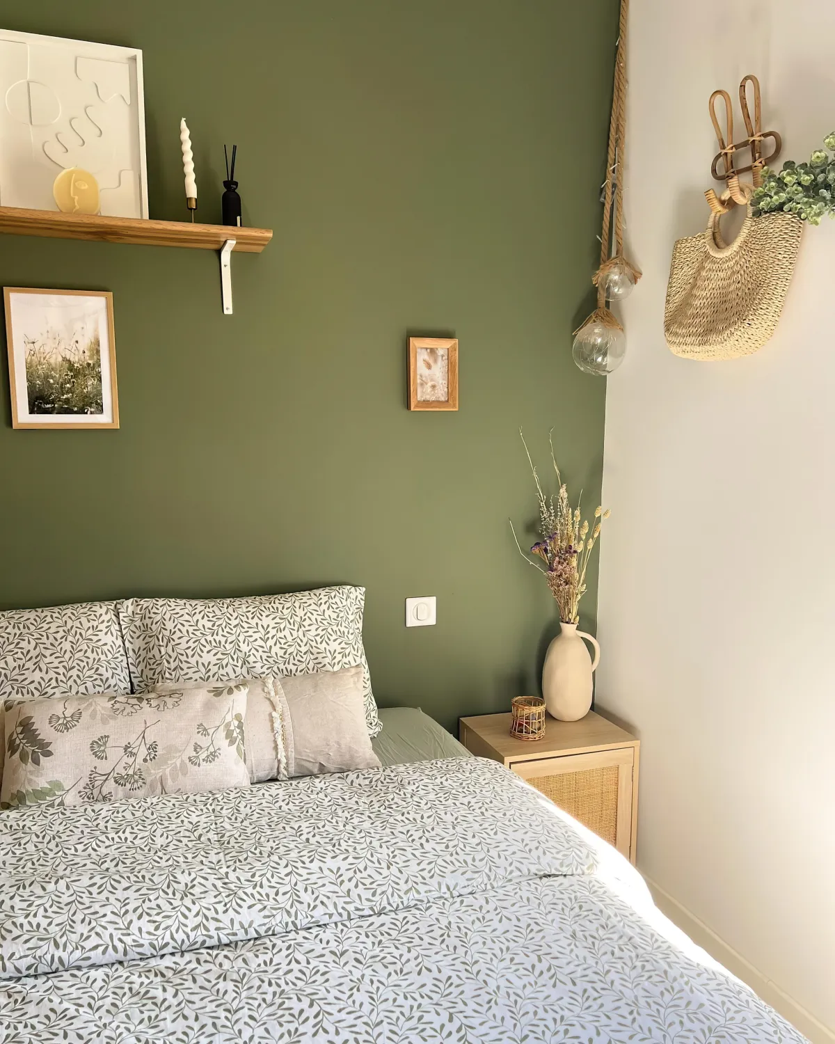 mur d accent en vert olive etagere flottante