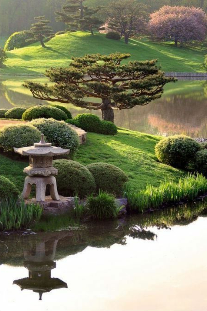 déco de jardin zen, gazon vert, arbres, broussailles, lanterne en pierre, lac, jardin zen japonais