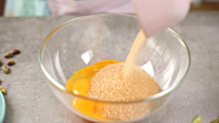oeufs et sucre cassonade à battre ensemble pour faire un gateau glacé simple et rapide idée de dessert maison pour l été