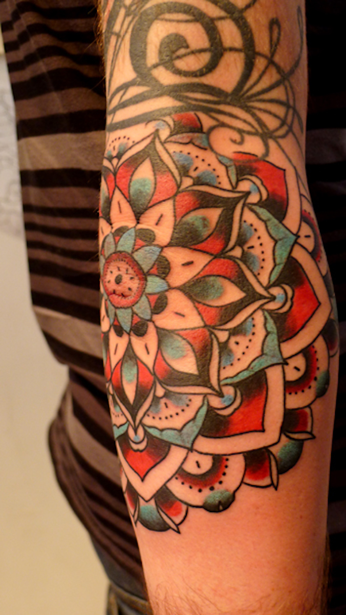 tattoo mandala coude bras homme coloré
