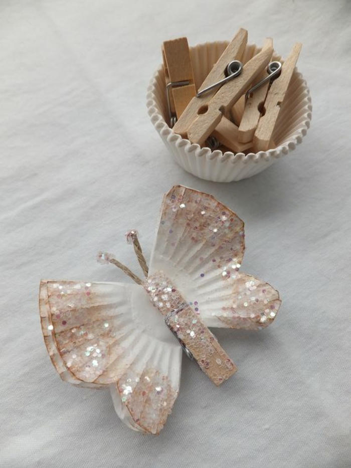 réaliser un joli papillon pailleté à partir d'une pince à linge en bois et une caissette à muffin recyclée