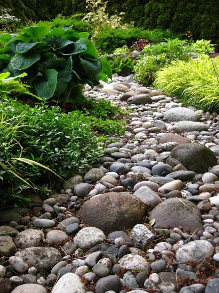 cailloux décoration jardin, motifs lit de cours d'eau en pierre, broussailles vertes, déco de jardin zen