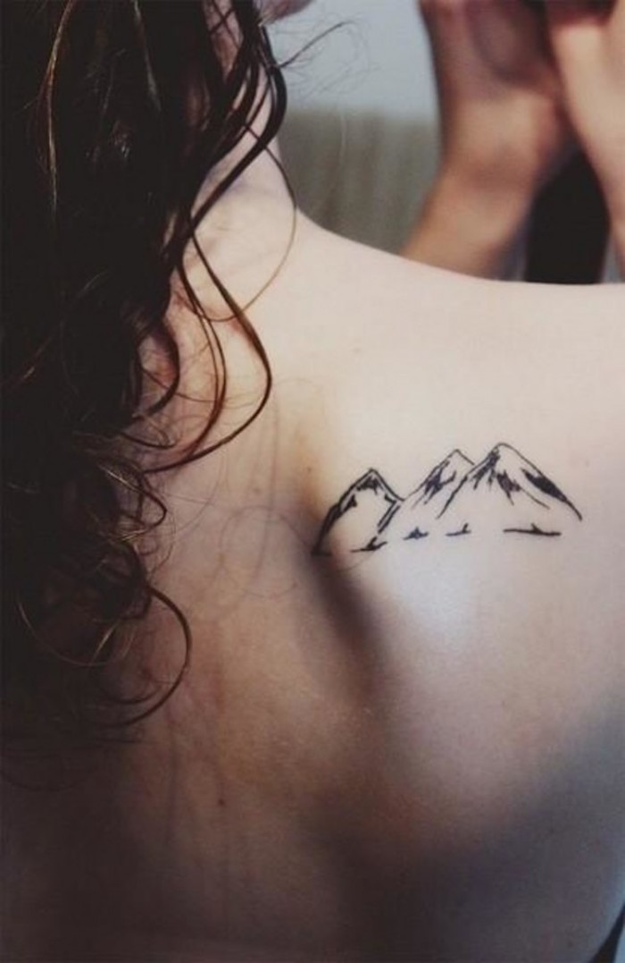 petit tatouage femme discret montagne dos idée