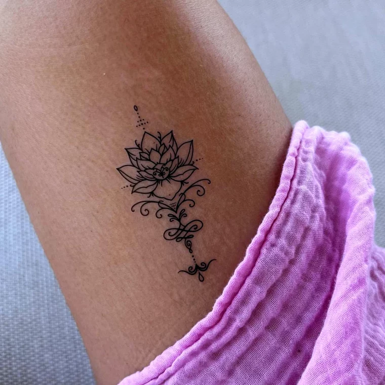 petit tatouage mandala fleur sur le bras