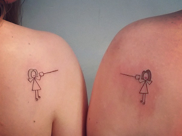 petit tatoo tatouage duo tattoo amitie tatouages omoplate femme amies symetrie complementaire