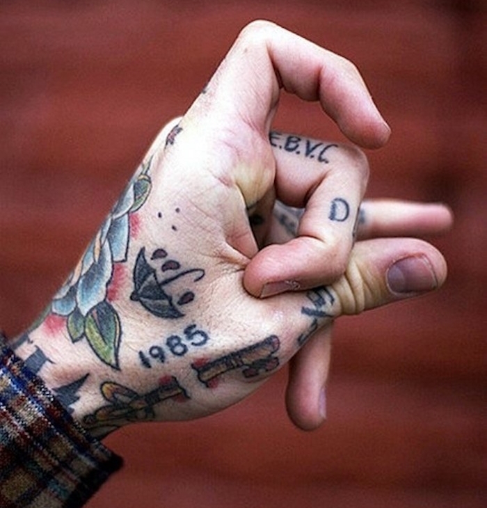 petits tatouages sur la main homme rose mandala symbole