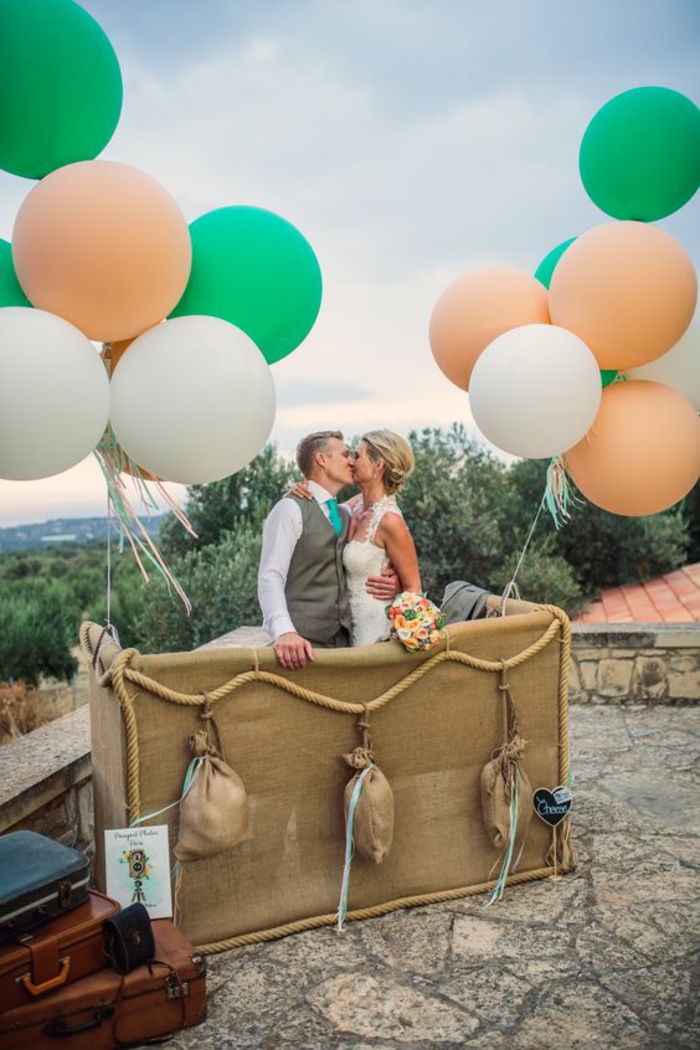 organiser un mariage à thème aventures, un cadre photobooth montgolfière 