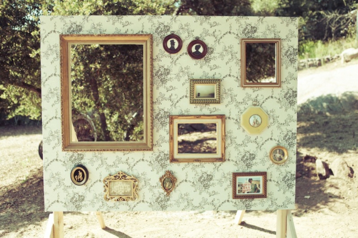 un cadre photobooth vintage à passe-têtes