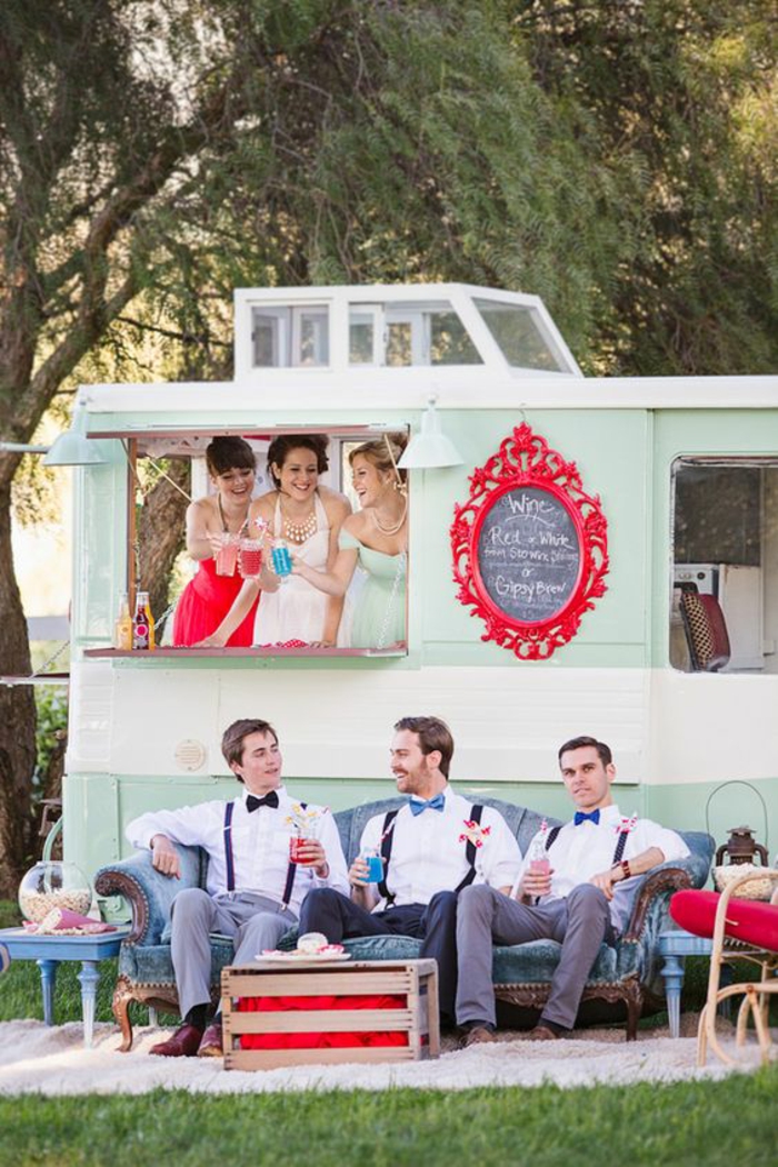 une caravane vintage transformée en photomaton mariage