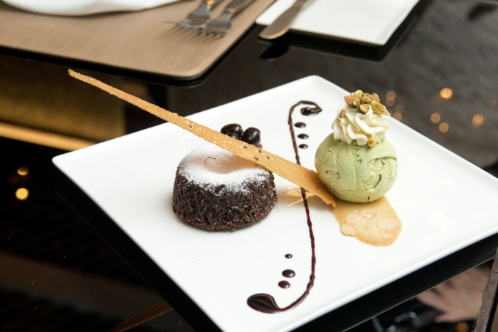 Presentation desserts assiette dessert avec chocolat