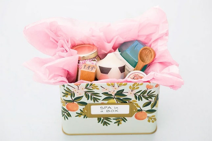 kit spa dans une boite à motifs floraux, papier de soie, huiles, bougie, cadeau fête des mères à fabriquer