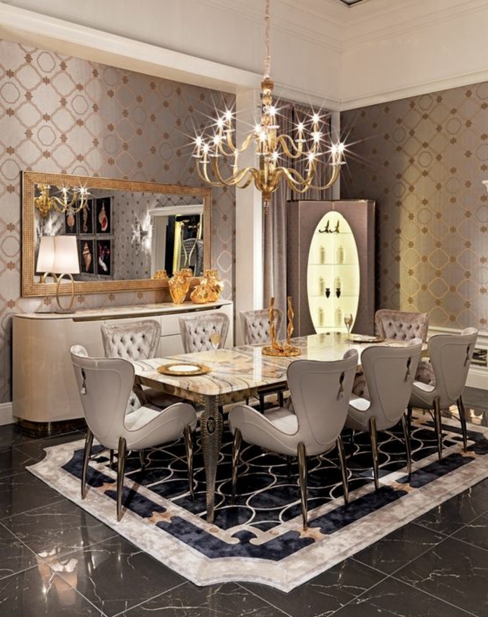 période art déco, salle à manger glamoureuse, chaises blanches élégantes, chandelier rustique doré, console et grand miroir
