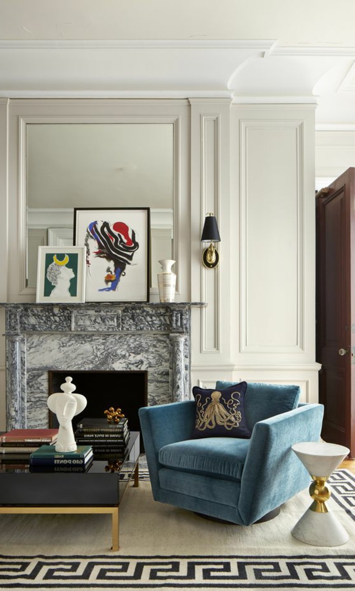 période art déco, table basse rectangulaire, fauteuil bleu, cheminée murale