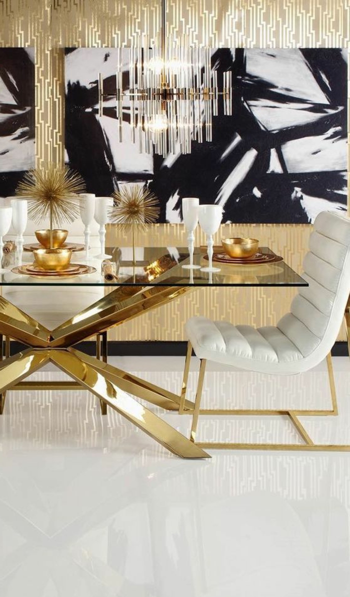 période art déco, table avec piètement métallique, chaises blanches, tapis blanc, plafonnier limpide