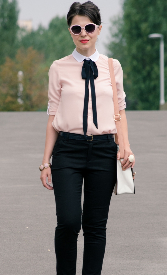  pantalon femme fluide, chemise rose pastel, bague blanche, bracelet beige, sac à main blanc