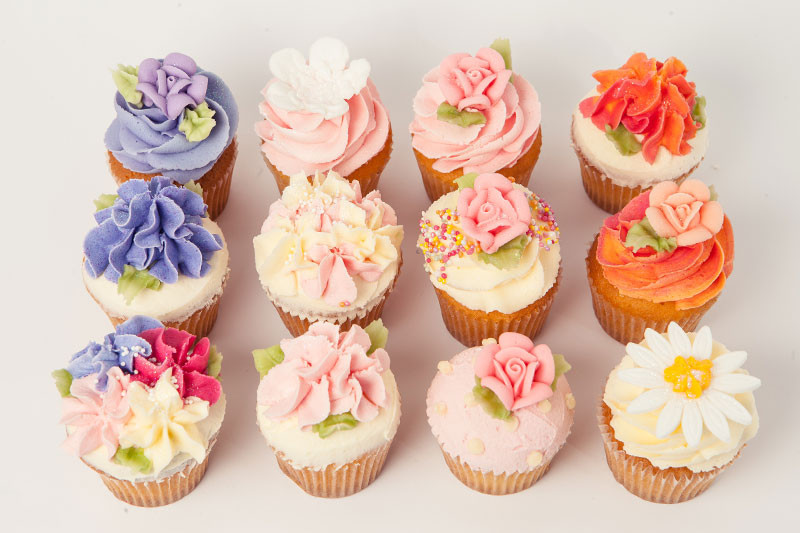 recette cupcake à la vanille, décoration motifs floraux, fleurs de couleurs diverses, cupcakes de mariage