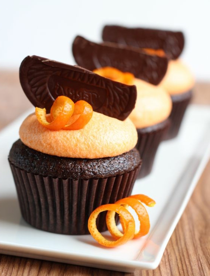 recette cupcake chocolat, glacage cupcake avec extrait d orange, decoration zeste d orange et biscuit chocolat