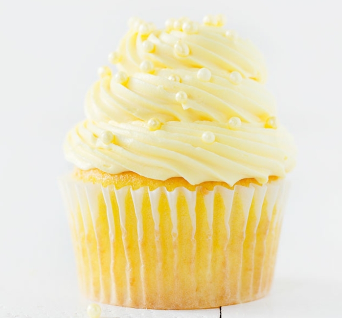 comment faire un cupcake soi meme, recette cupcake au citron avec glacage cupcake et perles comestibles, cupcake mariage