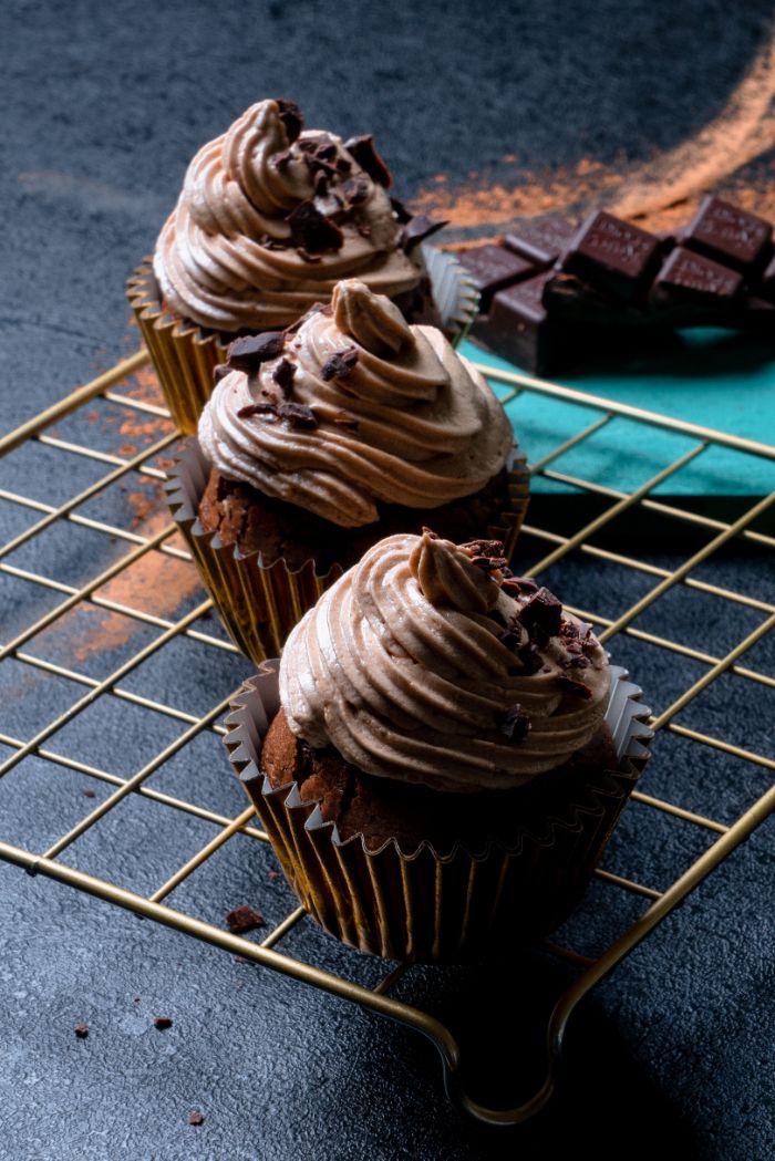 recette cupcake chocolat facile avec farine de blé entier et glacage de beurre de cacahuete, decoration chocolat