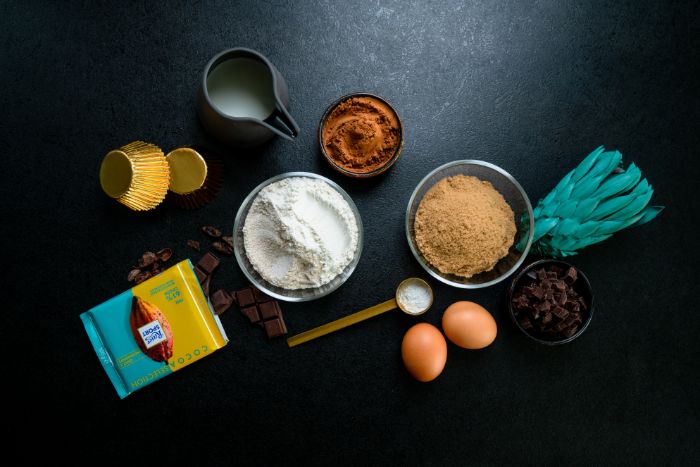 ingredients necessaires pour faire cupcake chocolat facile avec farine de blé entier, sucre de coco, cacao, oeufs et chocolat