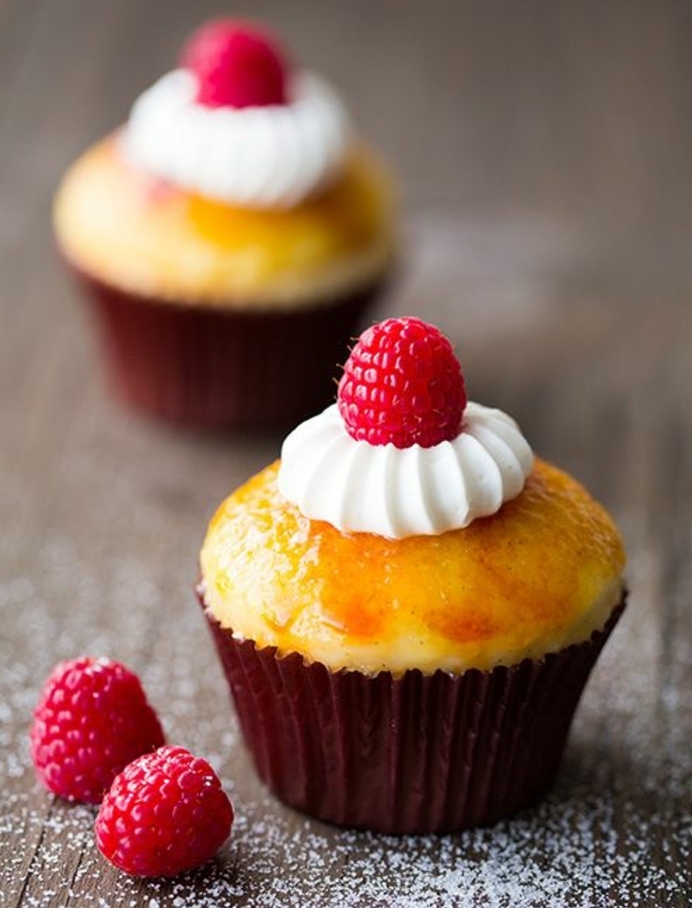 recette cupcake crème brûlée, avec crème fraîche et framboise, idée de dessert intéressant