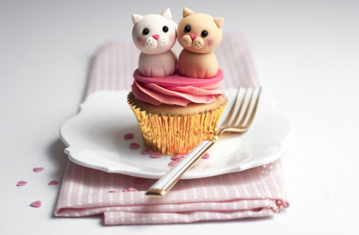 comment faire des cupcakes, glacage à la fraise, decoration figurines sucrés de chats, petits coeurs sucrés, dessert saint valentin