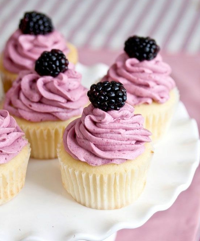 exemple de recette cupcake facile à la vanille avec glacage beurre et mûres, cupcake aux fruits à faire soi meme