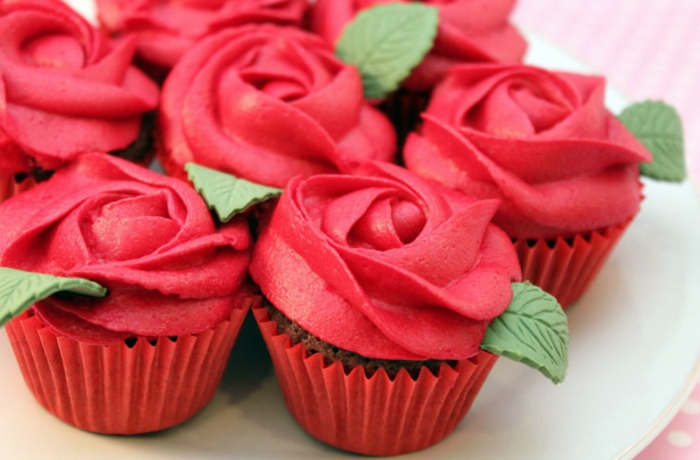 cupcake chocolat, glacage cupcake colorant rouge, decoration rose et feuilles vertes sucrés, dessert mariage