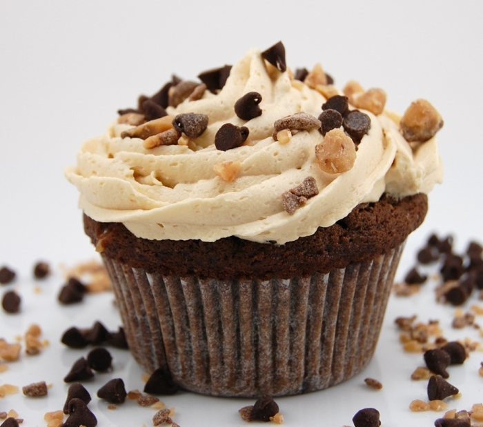 recette cupcake facile pour les amateurs du café, mocha cupcake avec espresso, glacage et decoration pépites de chocolat et noix