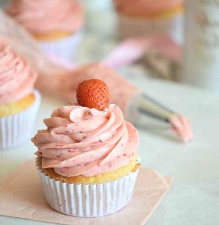 recette cupcakes à la vanille au glacage fraise, yaourt grec, comment faire un dessert facilement, décoratio0n poche à douille