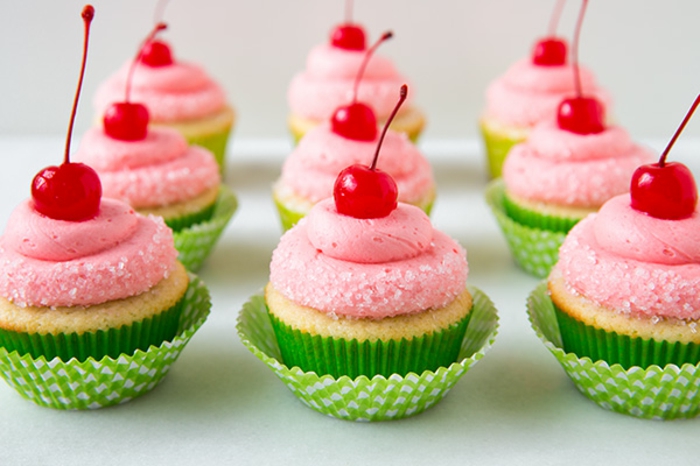 cupcakes a la vanille avec glacage cupcake cerise et decoration cerises sucrés, idée de dessert pour une fete