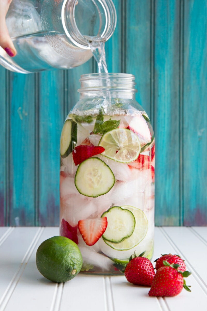 préparer de l'eau vitaminée au citron, concombre et aux fraises, recette pour eau vitaminée et fruitée