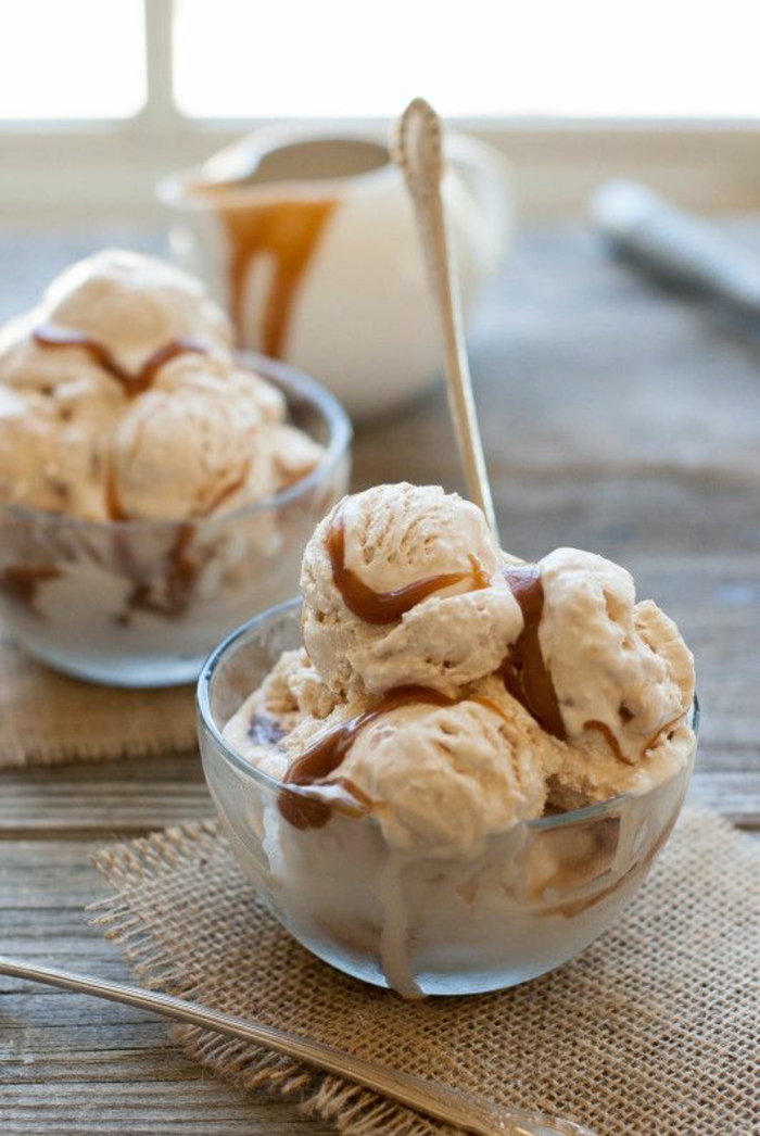 une recette glace facile à la sauce caramel fait maison, dessert glacé délicieux au caramel