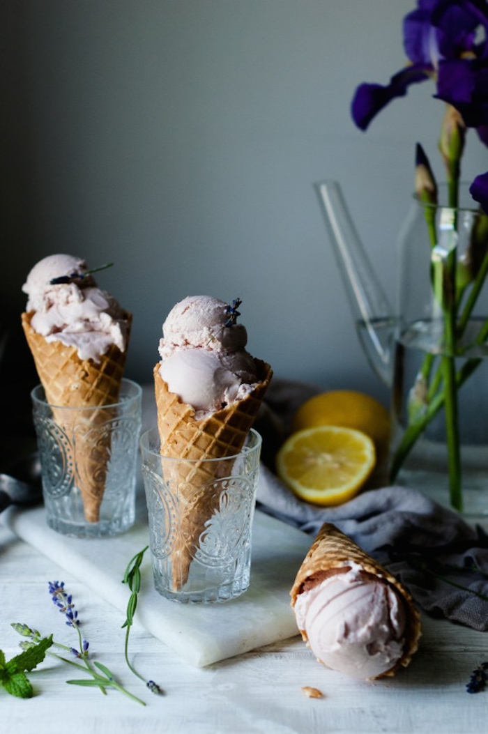 une recette glace maison au goût exquis de lavande et citron, dessert glacé facile à préparer 