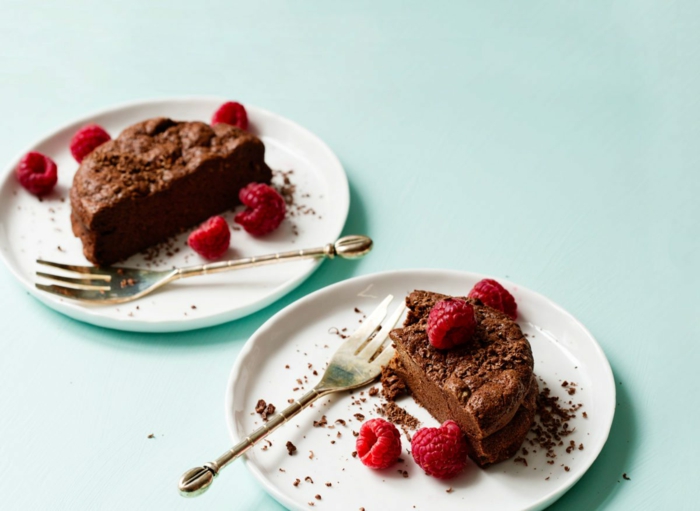 dessert leger, framboises, fourchette à dessert, nappe bleue claire, cake au chocolat