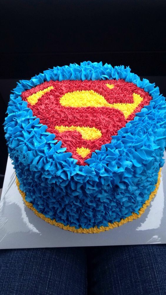 Un bon gateau d anniversaire superman gateau pour un anniversaire